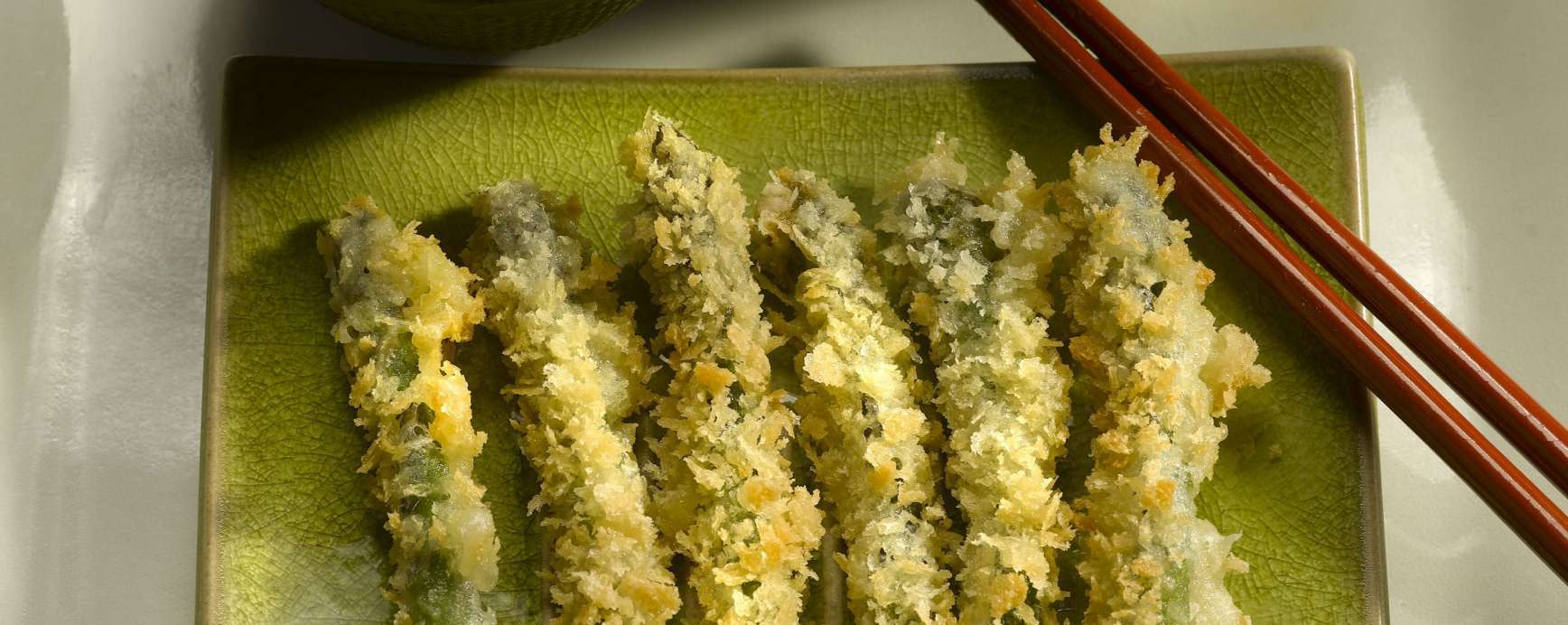 Tempura van groene asperges in kokosolie fondue Amanprana Recepten