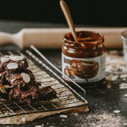amandelkoekjes op een bakplaat met choco-hazelnootpasta van Amanprana