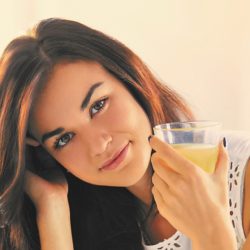 une femme boit du vinaigre de pomme avec la mère