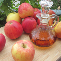 tafel met appels en karaf appelazijn
