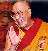 Dalai Lama mit rasiertem Bart und Glatze.
