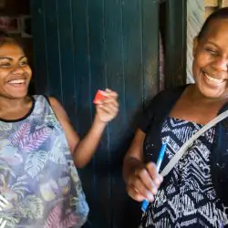 Lachende eilandbewoners van de Solomono eilanden waar de meest Fair Trade kokosolie wordt gemaakt