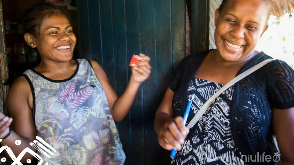2 Salomonische Frauen, die dank des fair gehandelten Kokosnussöls