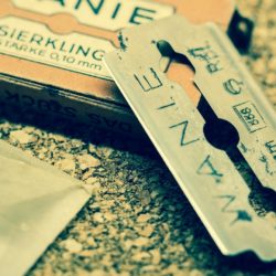 scheermesje en scheerolie voor een zacht resultaat zonder irritatie