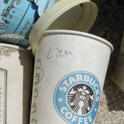 Geen koffiebekers van de Starbucks: stop vervuiling en neem herbruikbare koffiebekers mee