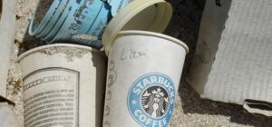 Geen koffiebekers van de Starbucks: stop vervuiling en neem herbruikbare koffiebekers mee