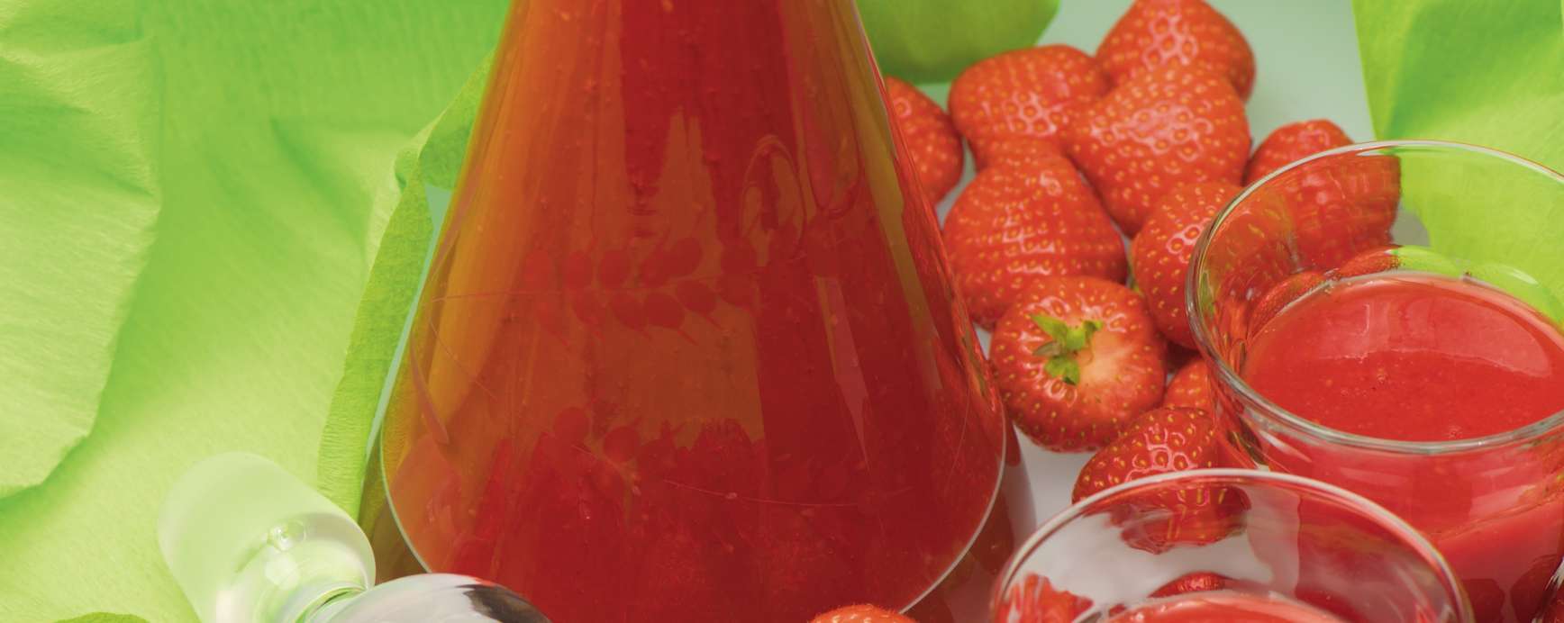 Strawberry-rhubarb smoothie for a nutritious and quick breakfast