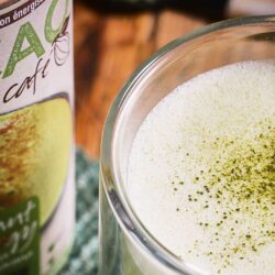 recette de matcha latte au lait d'amande d'Amanprana