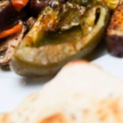 Antipasto met geroosterde aubergine en paprika salade