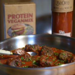 recipe for the best vegan protein-rich balls in tomato sauce with Bertyn instant mix