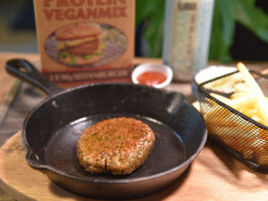 Rezept um deinen eigenen veganen Burger mit Pommes zu machen mit dem Instant Protein Vegan Mix von Bertyb Seiten
