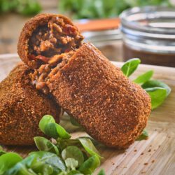 2 Vegan kroketten op een houten plank gemaakt van seitan