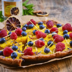 recette de gâteau végétalien pour le gâteau au citron avec des fruits frais et du citron séché