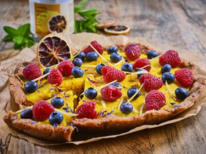 vegan taart recept voor citroentaartje met vers fruit en gedroogde citroen
