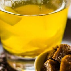 Heldere bouillon met blokjes seitan in marinade van truffel