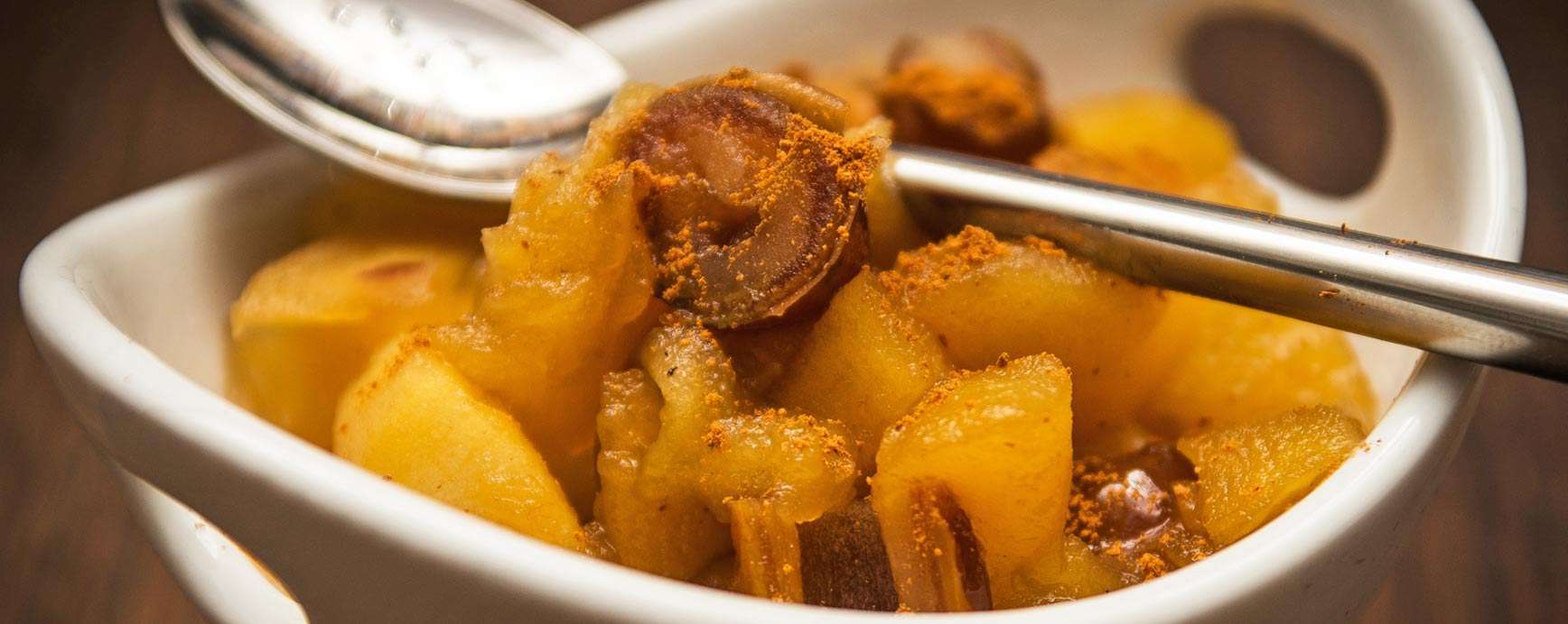 Surprising compote of dates, apple and cinnamon