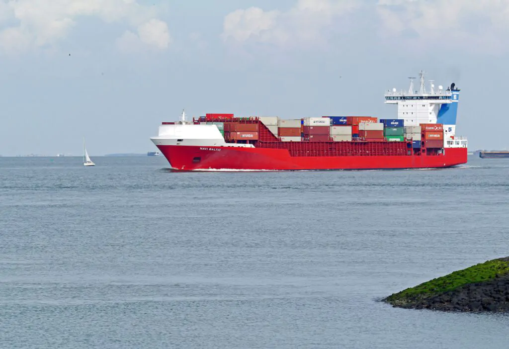 Containerschip op de Schelde waar de plasticvangers geplaatst gaan worden