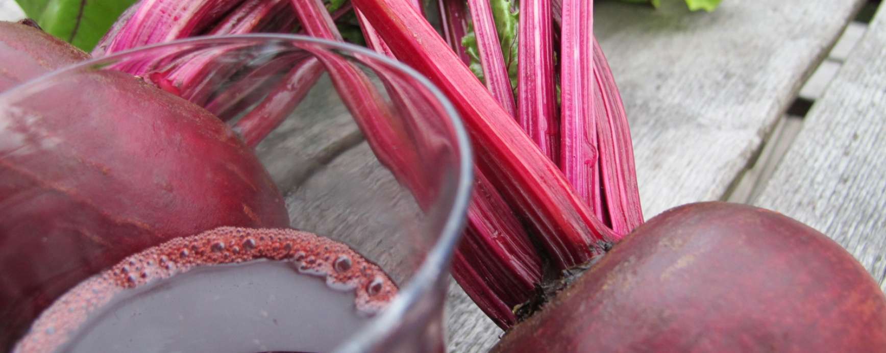 Purifying detox juice with beetroot and omega oil for a good start