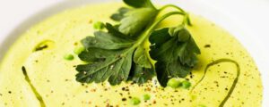 Foamy pea soup with walnut oil and parsley (gluten-free)