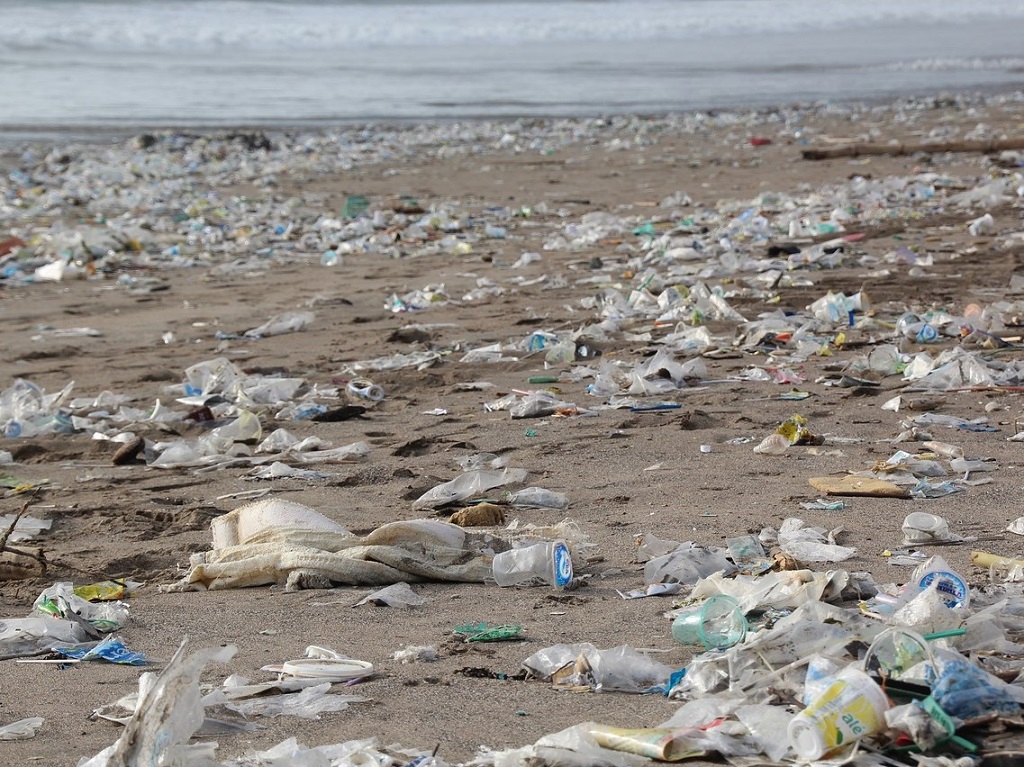 Greenpeace roept op voor een krachtig signaal. We moeten onze relatie met wegwerpplastic beëindigen.