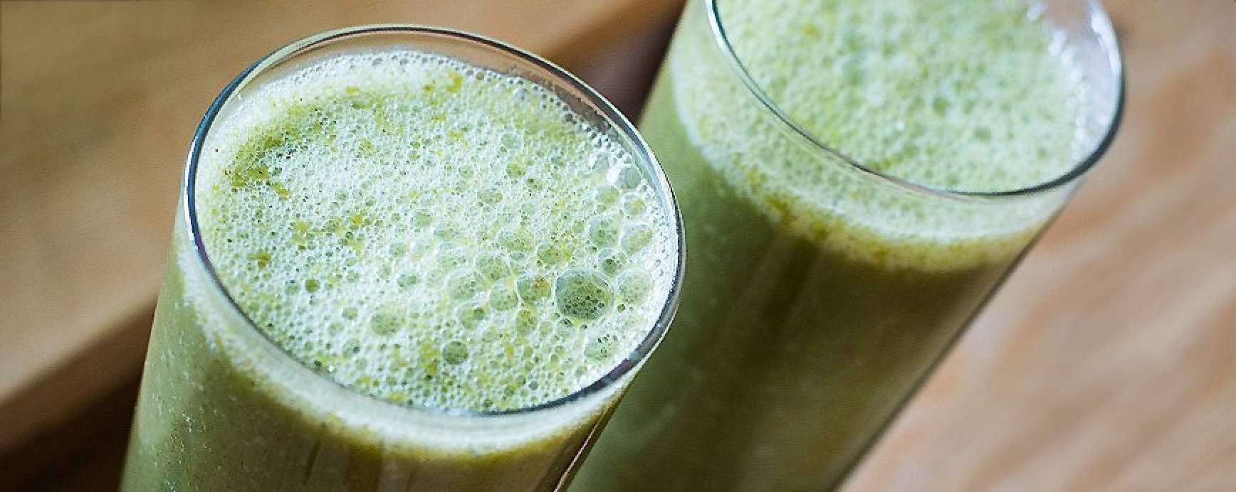 Green smoothie with matcha recipe and raw cocoa and wheat germ