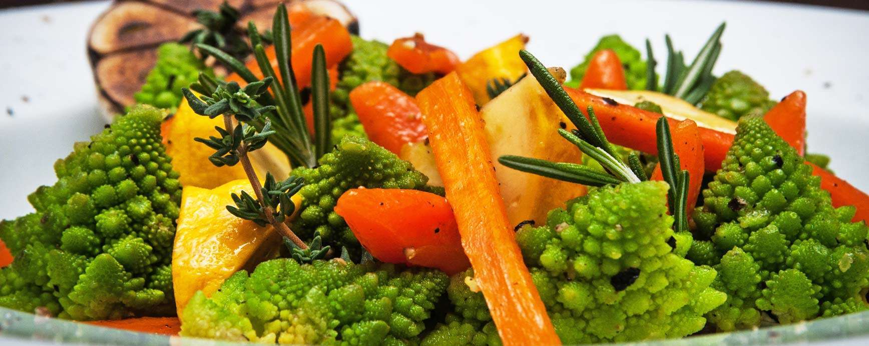 Rezept für veganes Gemüsegericht mit Romanesco, Paprika und Kürbis