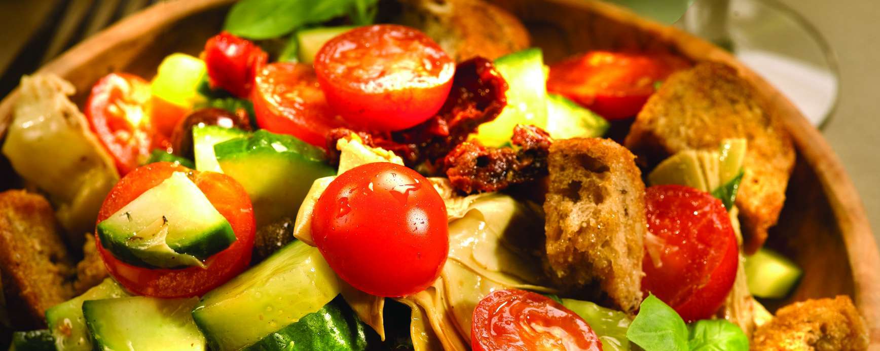 Italian salad with tomatoes and organic olive oil full of polyphenols