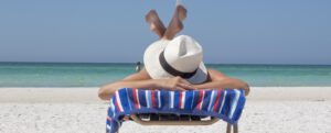 Sonnenbaden am Strand mit Kokosöl als natürlicher Sonnenschutz