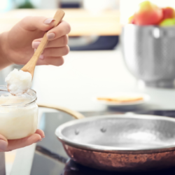pan met kokosolie in de keuken