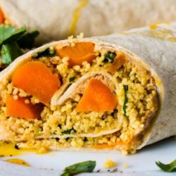 Met couscous en ras el hanout wraps