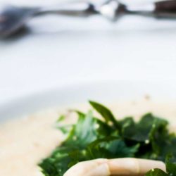 Romige aspergesoep met peterselie en hennepolie