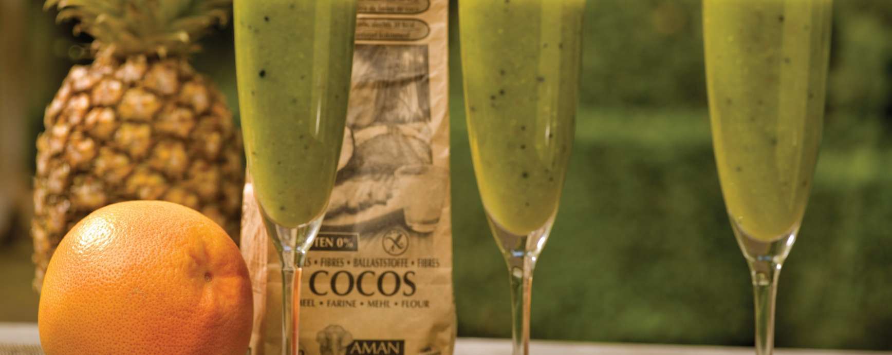 Smoothie Recipe with pineapple, coconut flour and spirulina - Amanprana Recipe