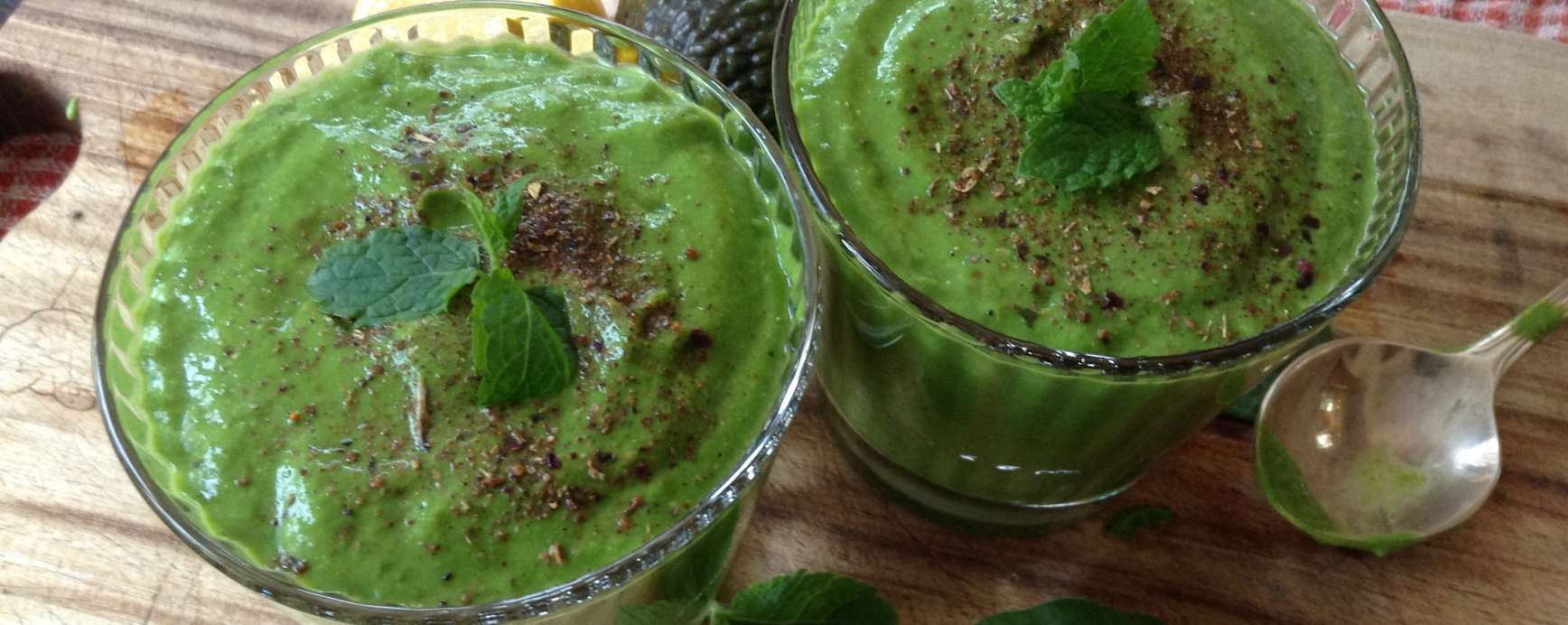 Smoothie of avocado and spinach, for a healthy feeling of satisfaction