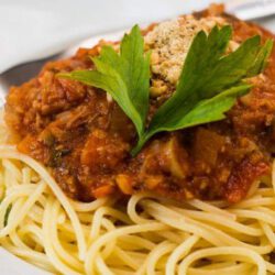 Smakelijke spaghetti bolognese met een vegetarisch gehakt van seitan en tomatensaus