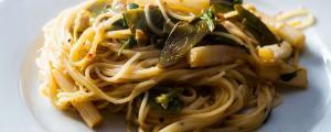 Spelt spaghetti met asperges en saffraan