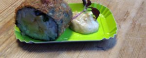 met kokos gepaneerde sushi met groene asperges en geroosterde ui