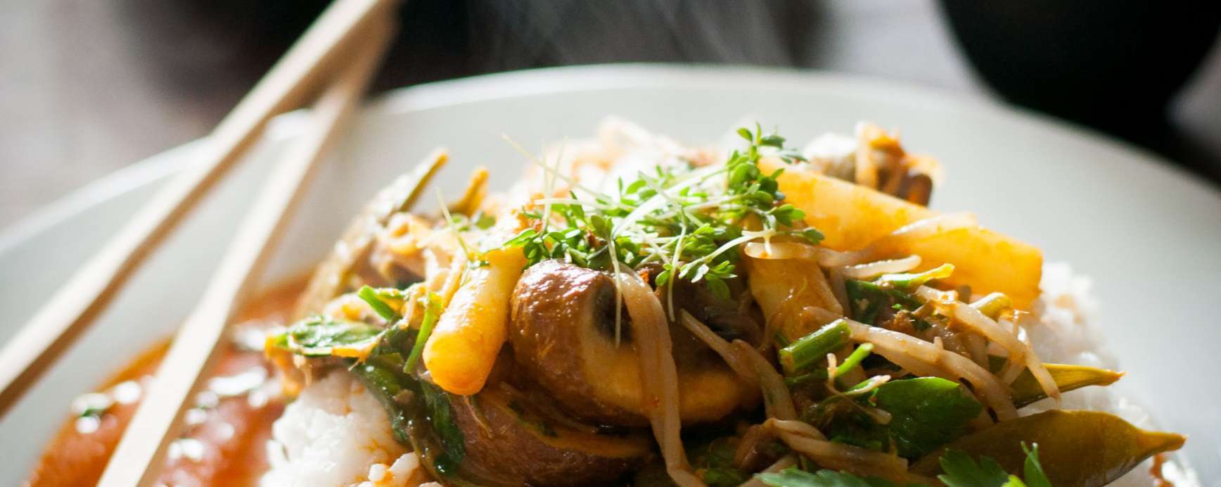 Thai curry recipe with asparagus and mushrooms, fried in coconut oil