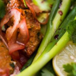 Der herrliche Burrito wird mit dem Cig Kofte aus Bulgur und Salat mit Granatapfelsirup gefüllt. Serviert mit ein paar Zitronenscheiben