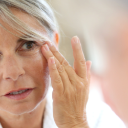 vrouw bekijkt rimpels