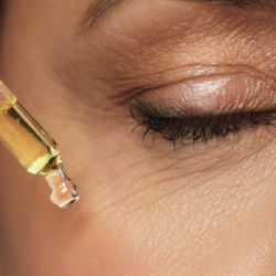 pipet met olie bij oogcontour met rimpels