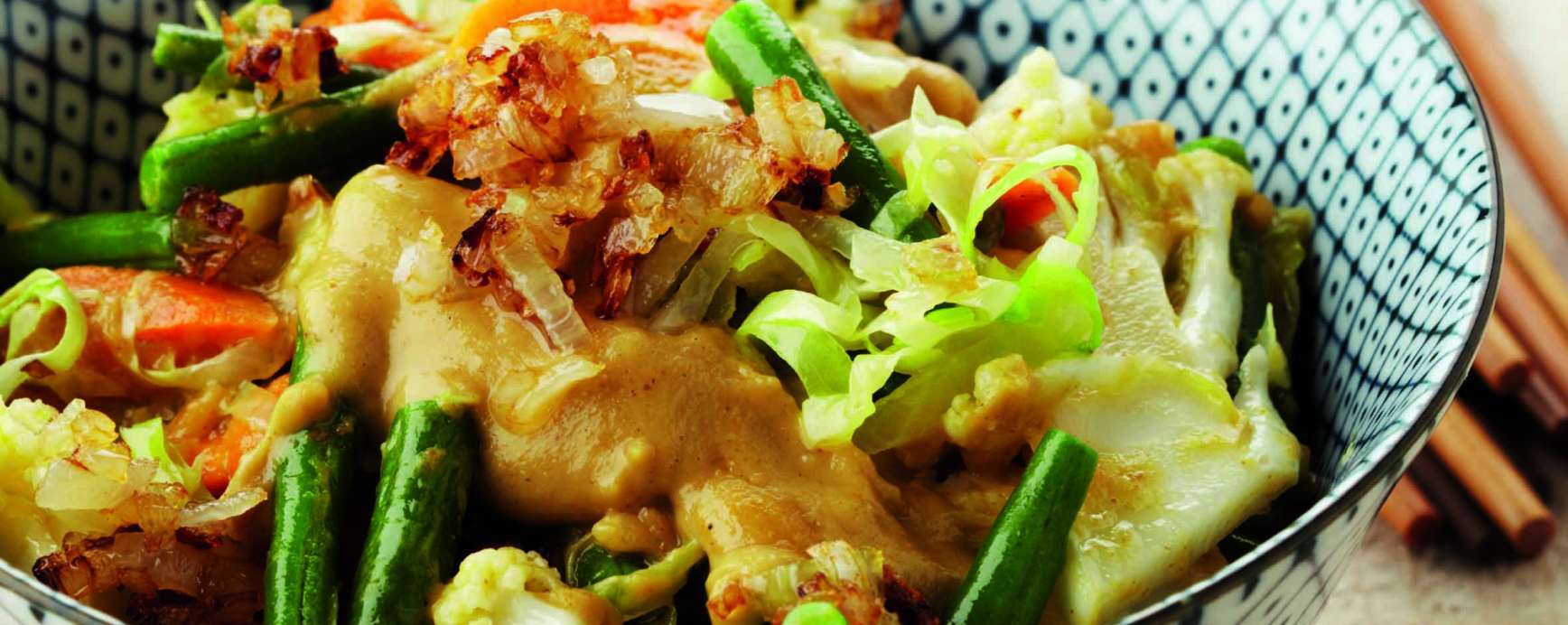 Gluten-free and vegan wok with peanut sauce | delicious and healthy